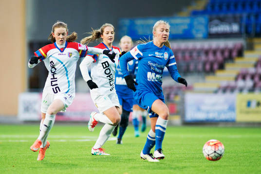 Hovås Billdals Melissa Davin och Sofie Ask försöker