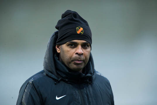 Vasalunds tränare Pascal Simpson innan fotbollsmatchen i
