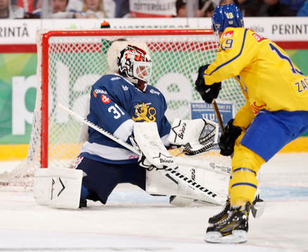 Finland¥s goalie Juha Metsola and Sweden¥s Patrik