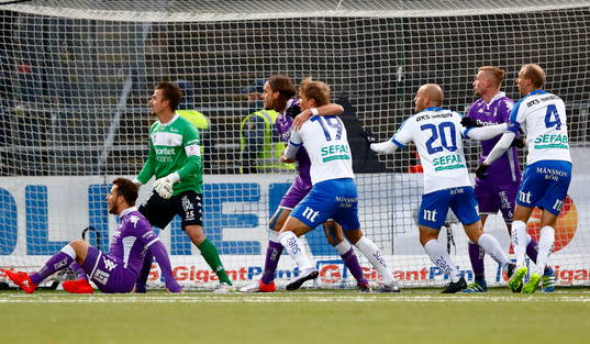 IFK Göteborgs Tom Pettersson håller fast Norrköpings