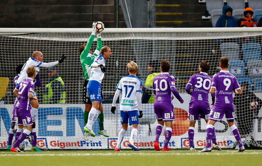 Räddning av IFK Göteborgs målvakt Erik Dahlin