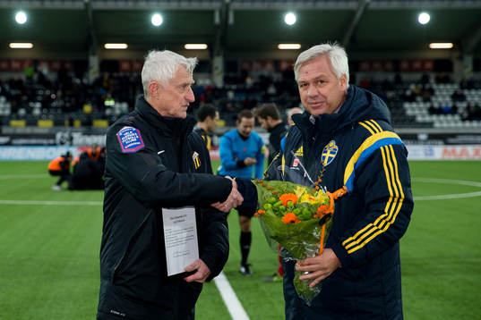 Häckens Leif ”Moffa” Johansson tar emot priset som