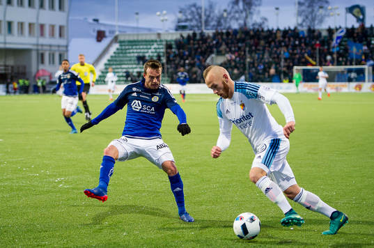 Djurgårdens Magnus Eriksson i närkamp mot Sundsvalls Eric