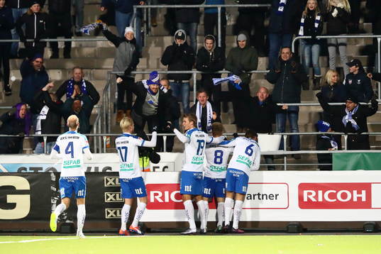 Norrköpings spelare jublar med sina supportrar