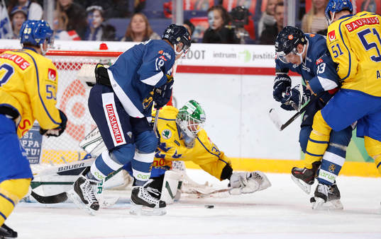 Sweden¥s Henrik Tömmernes, Sweden¥s goalie Niklas
