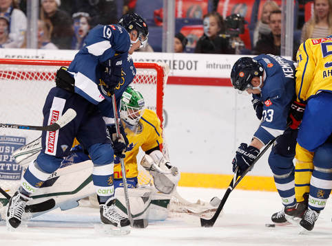 Sweden¥s Henrik Tömmernes, Sweden¥s goalie Niklas