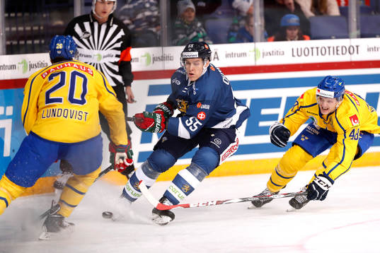 Sweden¥s Joel Lundqvist, Finland¥s Atte Ohtamaa and