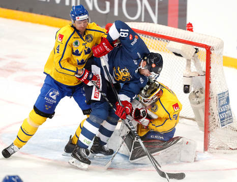 Sweden¥s Staffan Kronwall, Finland¥s Jesse Joensuu  and