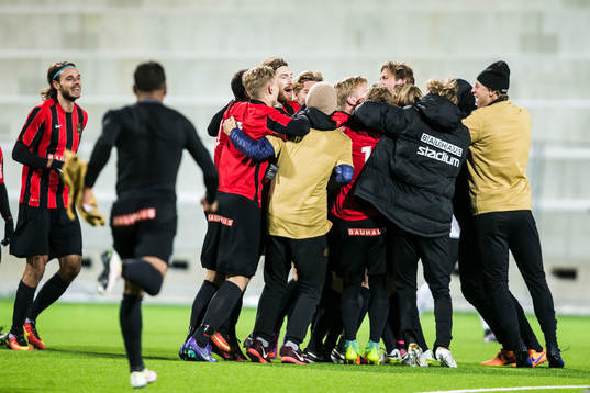 Brommapojkarnas spelare jublar