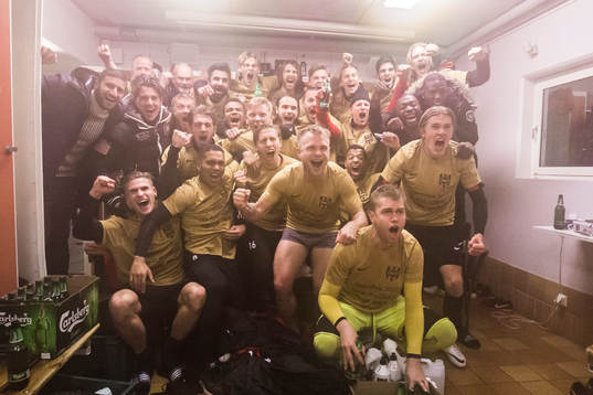Brommapojkarnas spelare jublar i omklädningsrummet