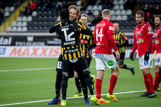 Häckens Rasmus Schuller jublar ihop med Mohammed Abubakari