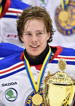 Stockholm Nords målvakt Hugo Alnefelt med pokalen