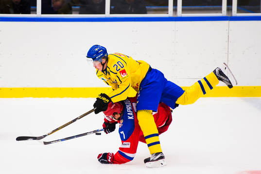 Sveriges Fredrik Karlström tacklar Rysslands Kirill