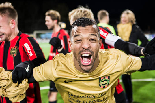 Brommapojkarnas Joel Qviberg jublar