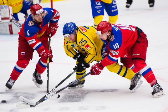 Nikita Makeev och Igor Shvyrev i kamp om pucken med