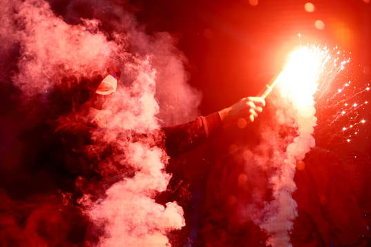 IFK Göteborgssupporter med bengal