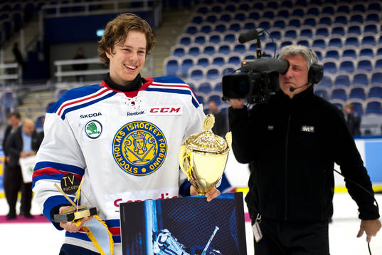 Stockholm Nords målvakt Hugo Alnefelt med priset