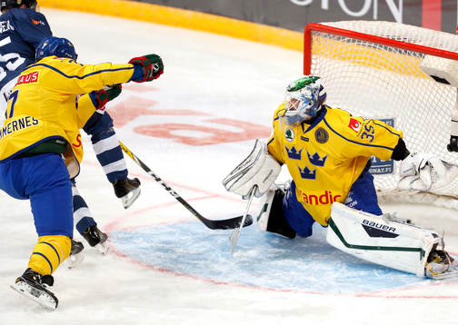 Sweden¥s Henrik Tömmernes and Sweden¥s goalie Niklas