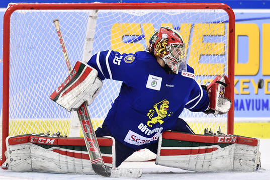 Göteborgs målvakt Hannes Kollén gör straffräddning