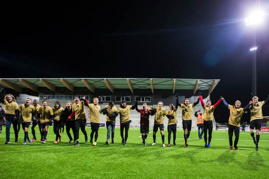 Brommapojkarnas spelare jublar