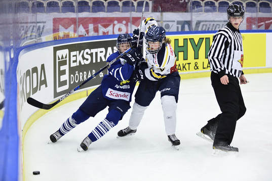 Göteborgs Lucas Raymond kämpar mot en av Ångermanlands