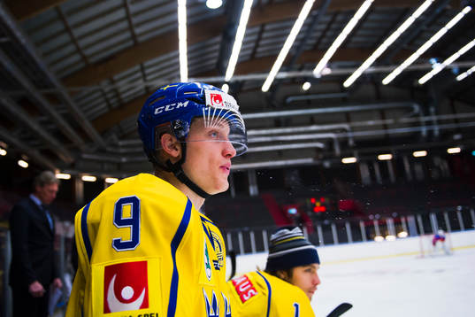 Sveriges Gabriel Karlsson spottar i avbytarbåset