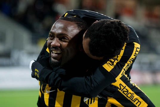 Häckens John Owoeri jublar med Nasiru Mohammed