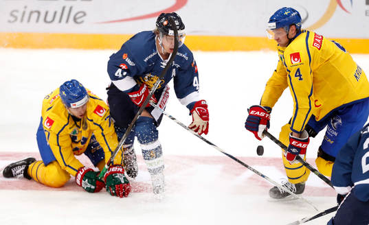Sweden¥s Henrik Tömmernes, Finland¥s Tommi Kivistö and