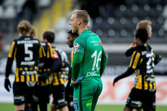 Falkenbergs målvakt Alexander Lundin deppar