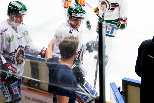 Före detta Frölundaspelare Magnus Kahnberg klappar om