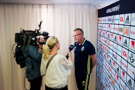 Sveriges förbundskapten Janne Andersson blir intervjuad