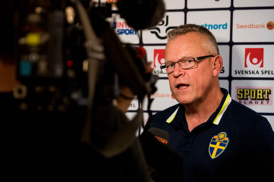 Sveriges förbundskapten Janne Andersson blir intervjuad