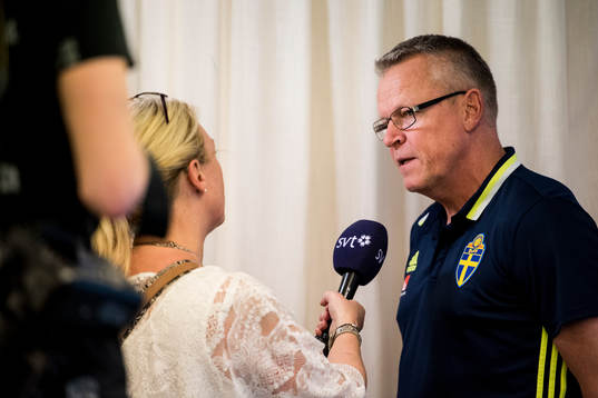 Sveriges förbundskapten Janne Andersson blir intervjuad