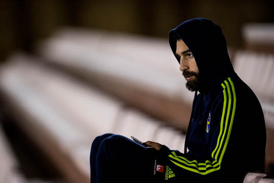 Jimmy Durmaz tittar på