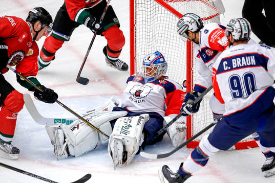 Frölundas Carl Grundström gör 1-0 bakom Eisbären