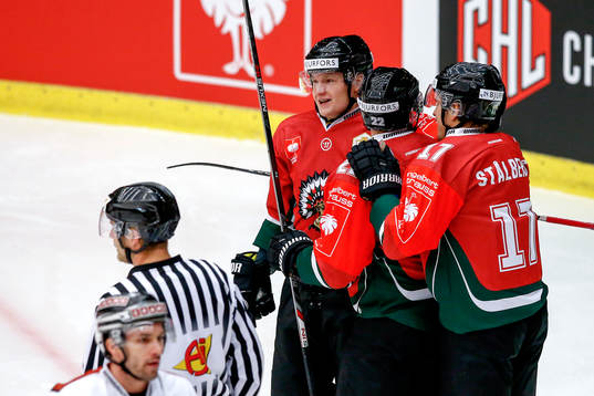 Frölundas Carl Grundström jublar med lagkamrater