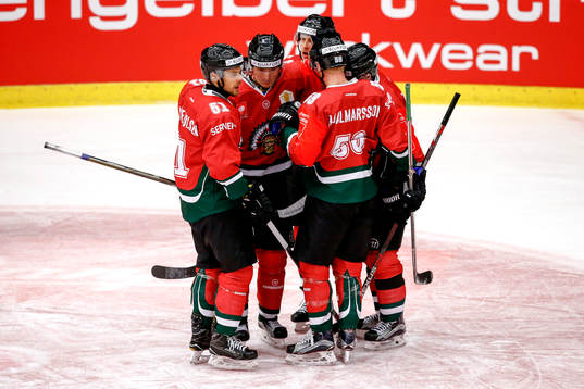 Frölundas Carl Grundström jublar med lagkamrater