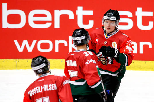 Frölundas Carl Grundström jublar