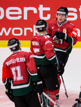 Frölundas Carl Grundström jublar ihop med Matt Donovan