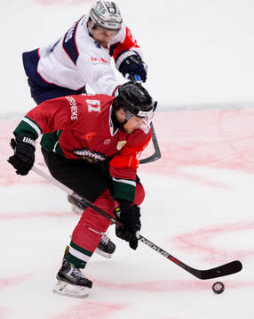 Frölundas Mats Rosseli Olsen före Eisbären Berlins Bruno