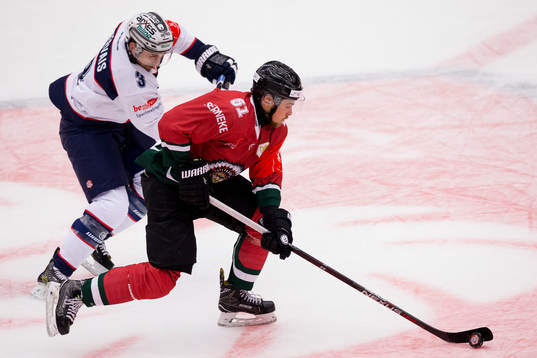 Frölundas Mats Rosseli Olsen före Eisbären Berlins Bruno