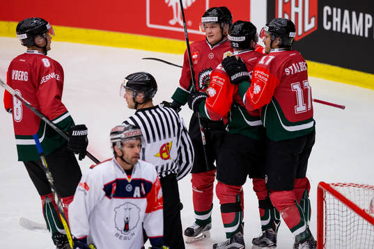 Frölundas Carl Grundström jublar och omfamnas