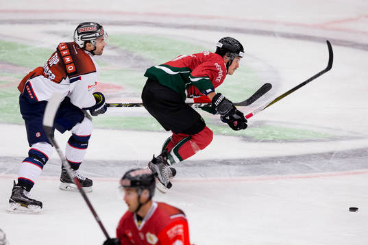 Eisbären Berlins Oliver Darin jagar Frölundas Sebastian