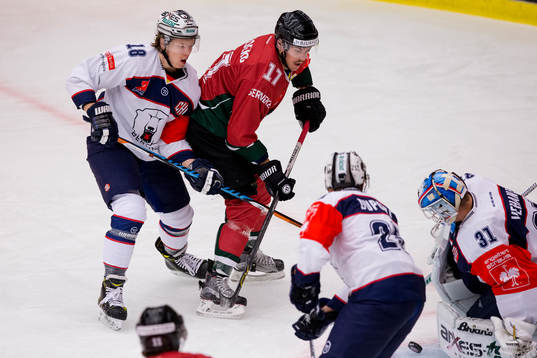 Frölundas Sebastian Stålberg skjuter på Eisbären