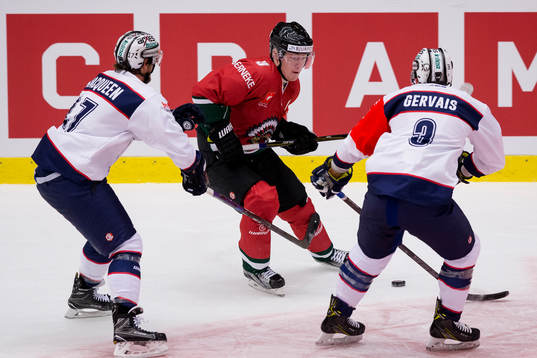 Frölundas Carl Grundström mot Eisbären Berlins Jamie