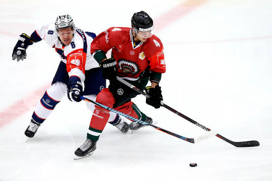 Eisbären Berlins Nick Petersen och Frölundas Jacob Larsson