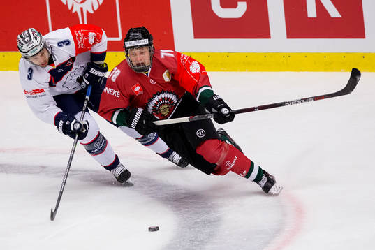 Frölundas Kristian Vesalainen före Eisbären Berlins