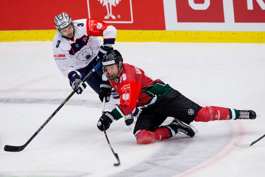 Frölundas Kristian Vesalainen skjuter i fallet före