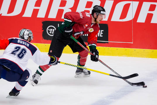 Frölundas Simon Hjalmarsson mot Eisbären Berlins Florian