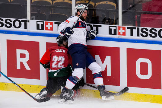 Frölundas Robin Figren tacklas av Eisbären Berlins